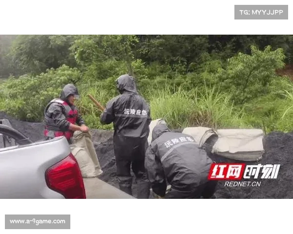 暴雨肆虐中逆风而行 专业抢修队紧急修复排水系统确保城市畅通